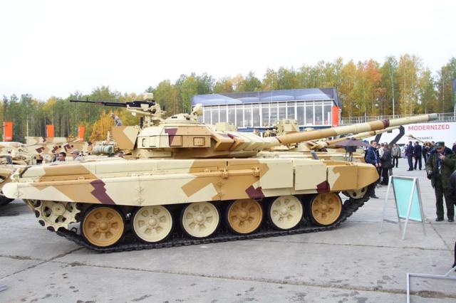 Модернизированный танк Т-72, оснащенный комплексом активной защиты Арена-Э Т-72 с Арена-Э